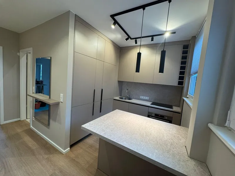Neuwertig kernsanierte 2-Zimmer-Wohnung mit Balkon, Designer-Küche & Ankleide in Westend — photo 1